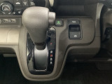 CVT車のセレクトレバーです。低速から高速まで、変速ショックのないスムーズな走りと、エンジン効率のよい領域を維持して燃費にも貢献します。サイドブレーキはスイッチ操作の電子制御パーキングブレーキです。