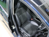 程よい硬さとホールド性が高いシートで長時間運転も快適です。