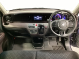 車内は光触媒抗菌消臭施工済です。インパネ周りはスタイリッシュなデザインです。グローブボックスやカップホルダーのほかにトレーなどたくさんの収納スペースが付いています。