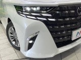 【LEDヘッドライト】悪天候や夜間走行時も良好な視界を確保し安心して運転できる高輝度LEDヘッドライトを装備!点灯速度が早く、消費電力も抑えられています。