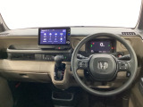 車内は光触媒抗菌消臭施工済です。スタイリッシュなデザインで暖かみのあるインパネ周りを演出します。グローブボックスやカップホルダーのほかにトレーなどたくさんの収納スペースが装備されています。