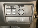 リアドアは乗り降りに便利な両側電動スライドドアです。また運転席に座っていながらスイッチ操作で自在にスライドドアを開け閉めできます。またHondaセンシング用のVSA解除スイッチも装備しています。