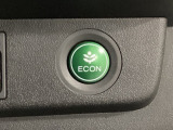 ECON モードをON にするとアクセルペダルの動きに対するエンジンの反応とエアコンの制御を切り換えることで、燃費のいい運転をするドライバーがペダルを踏んだ時と同じようにエンジンを制御します。