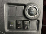 コーナーセンサーを車の前後に装備。障害物までの距離に応じて警告音を変えてお知らせ。縦列駐車時や駐車場・車庫などでの取り回しをサポートします。詳細は販売店スタッフまでおたずねください。