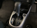CVT車のセレクトレバーです。低速から高速まで、変速ショックのないスムーズな走りを実現するとともに、エンジン効率のよい領域を維持することで燃費にも貢献します。