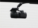 この車にはリアにもドライブレコーダーを装備しております◆映像・音声などを記録する自動車用の装置です。 もしもの事故の際の記録はもちろん、旅行の際の思い出としてドライブの映像を楽しむことができます。