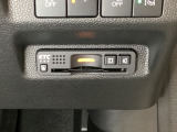 ハンドルの右下にETCがついています。高速道路の料金所の通過も楽々です!。 カードの取り出しもしやすい場所についています。