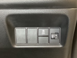 ハンドルの右側にはヘットライトリベライザーとVSA(ABS+TCS+横滑り抑制)の解除スイッチがついています。ヘッドライトリベライザーは道路状況や積荷の加重に応じてライトの高さを調節できます。