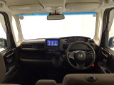 【前方視界】開放的な前方視界!運転がしやすく疲れにくいです♪窓が大きく、見通しがとっても良いおクルマですよ♪