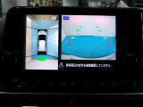 アラウンドモニター 白線や駐車車両をナビ及びルームミラーに表示 駐車している車両との位置関係も一目で分かって安心です