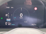 視認性の高いメーターで運転情報を的確に把握できます