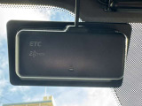 ETCももちろん搭載。いちいち料金所で停車する必要なんて当然ないです。スムーズにストレスなくドライブをお楽しみください。(※支払総額にセットアップ費用は含まれておりません。)