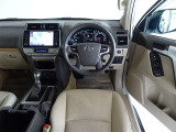 革巻きステアリングで快適な操作性の運転席です。