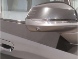 【BMWミラー】視認性の高いスタイリッシュなミラー。自動防眩機能も付いており夜間のドライビングをサポートします。