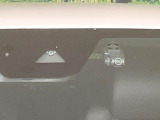 【スマートブレーキサポート】走行中に前方の車両等を認識し、衝突しそうな時は警報とブレーキで衝突回避と被害軽減をアシスト。より安全にドライブをお楽しみいただけます。