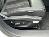 運転席はシートメモリー付きの10ウェイパワーシート