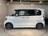 狭い駐車場でも、スライドドアならチャイルドシートへのお子さまの乗降や荷物の積載もスムーズ。とても便利な【助手席側。電動スライドドア】ドアハンドを少し引くだけでリアドアが自動開閉します。