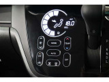 スイッチも大きく使いやすいレイアウトの空調操作パネルです!操作もしやすく車内をいつでも快適にドライブできるオートエアコンとなっております!