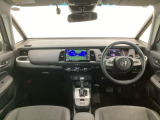 【前方視界】開放的な前方視界!運転がしやすく疲れにくいです♪窓が大きく、見通しがとっても良いおクルマですよ♪