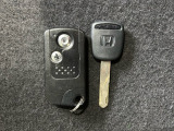 【スマートキー】持っているだけでエンジン始動や、ドアロックの開閉まで出来ちゃう賢く便利なスマートキーを装備!イモビライザーでセキュリティー対策もOK!