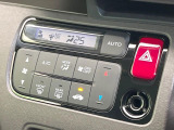 【オートエアコン】一度お好みの温度に設定すれば、車内の温度を検知し風量や温度を自動で調整。暑い&hellip;寒い&hellip;と何度もスイッチ操作をする必要はありません。快適な車内空間には必須の機能ですね♪