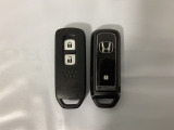 スマートキーを装備しています。鍵を差し込むことなくドアロックの開け閉めと、スタートボタン操作でのエンジンスタートができます。スペアキーも同じものを用意しております。