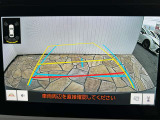 バックガイドモニター装着車は後退時の強い味方です!車庫入れや縦列駐車の際、後退操作の参考になるガイドラインをナビ画面に表示します。