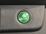 ECON モードをON にするとアクセルペダルの動きに対するエンジンの反応とエアコンの制御を切り換えることで、燃費のいい運転をするドライバーがペダルを踏んだ時と同じようにエンジンを制御します。