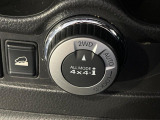 【オールモード4&times;4】2WD/4WDモードを手軽に切り替え可能。燃費重視の2WD、スタック時に役立つLOCK、AUTOモードでは4WDの配分を自動で調整し、路面状況を問わず安定した走りをサポート。