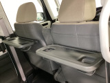 運転席・助手席の背もたれには、2列目シート用にカップホルダー付きの「格納式のシートバックテーブル」を装備しています。休憩時のちょっとした時間などカップを置いたり、小物置きに使えて便利です。