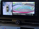 【アラウンドビューモニター装備】 フロント・左右ドアミラー・リヤの4つのカメラにより、車両を真上から見ているような映像をディスプレイに表示します。正確な駐車や取り回しを容易に行うことができます。