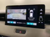 リバースギアに入れるだけで後方の表示へ切り替わります。夜間や雨の日の駐車も楽になりますよ。