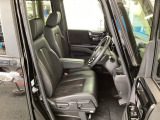 フロント広々、ベンチシートの運転席は、ハイトアジャスターが付いているので、快適にドライブができます。ハンドルはチルトステアリングで、ハンドル位置を上下に調節できます。