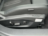運転席はシートメモリー付きの10ウェイパワーシート