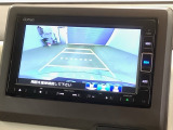 リバースギアに入れるだけで後方の表示へ切り替わります。夜間や雨の日の駐車も楽になりますよ。