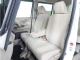運転席と助手席は足元が繋がっているので自由に行き来しやすいので駐車場が狭いときでも助手席側からスムーズに乗り降りできて便利!