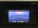 ギヤをR(バック)に入れるとディスプレイオーディオの画面に後ろの映像が映るリアカメラ付です。後退時、コンディションが悪い視界でもカラーバックモニターがドライバーをサポートします。