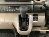 CVT車のセレクトレバーです。低速から高速まで、変速ショックのないスムーズな走りと、エンジン効率のよい領域を維持して燃費にも貢献します。サイドブレーキはスイッチ操作の電子制御パーキングブレーキです。