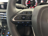 運転中、オーディオの操作をしてて、ハッとしたことはありませんか?ステアリングスイッチは、運転中でもハンドルでオーディオの操作が可能です。安全なドライブをサポートします。