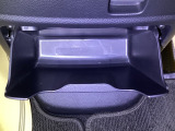 足元部分にはちょっとした小物を入れるのに便利な収納BOXもあります。