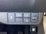 ハンドルの右側にはヘッドライトレベライザーとHondaセンシング用のメインスイッチがついています。ヘッドライトレベライザーは道路状況や積荷の加重に応じてライトの高さを調節できます。