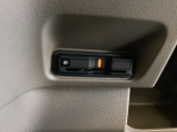 ハンドルの左下にETCがついています。高速道路の料金所の通過も楽々です。 カードの取り出しもしやすい場所についています。