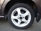 アルミホイール付きで足元もスタイリッシュに!