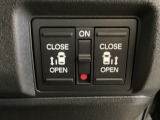 リアドアは乗り降りに便利な両側電動スライドドアです。また運転席に座っていながらスイッチ操作で自在にスライドドアを開け閉めできます。
