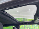 【ガラスルーフ】ガラスルーフ搭載で車内の解放感が一気にアップ!開放的なドライブをお楽しみいただけます。