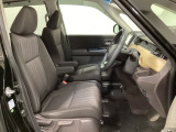 女性でも運転がしやすいように、シートの高さ調整機能(シートリフター)がついています。運転席と助手席の間が空いている為、助手席側への移動がスムーズです。交通量の多い道でも助手席側から乗り降りができます。