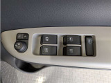 パワーウィンドウのスイッチですよ。 運転席に居ながら窓を開け閉めのコントロールできますよ。 ロック機能で、子供がイタズラして窓を開けるという事も無くなりますよ。