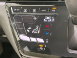 【オートエアコン】一度お好みの温度に設定すれば、車内の温度を検知し風量や温度を自動で調整。暑い&hellip;寒い&hellip;と何度もスイッチ操作をする必要はありません。快適な車内空間には必須の機能ですね♪