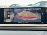 車両の前後左右にある4つのカメラを合成することで、まるでご自身のクルマを空から見ているような俯瞰での映像を映し出してくれます。バック時ももちろんのこと、前進時に視界の悪い交差点でも役に立ちますね。
