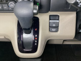 CVT車のセレクトレバーです。低速から高速まで、変速ショックのないスムーズな走りと、エンジン効率のよい領域を維持して燃費にも貢献します。サイドブレーキはスイッチ操作の電子制御パーキングブレーキです。